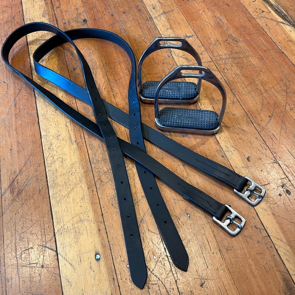 Dressage leathers and stirrups
